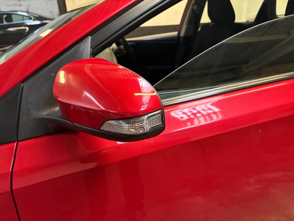 2014 Toyota Auris - image 20