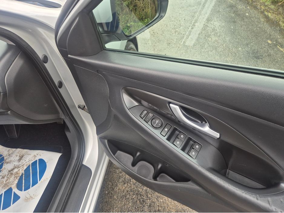 2017 Hyundai i30 SE NAV BLUE DRIVE 110 5DR 110PS €11,750