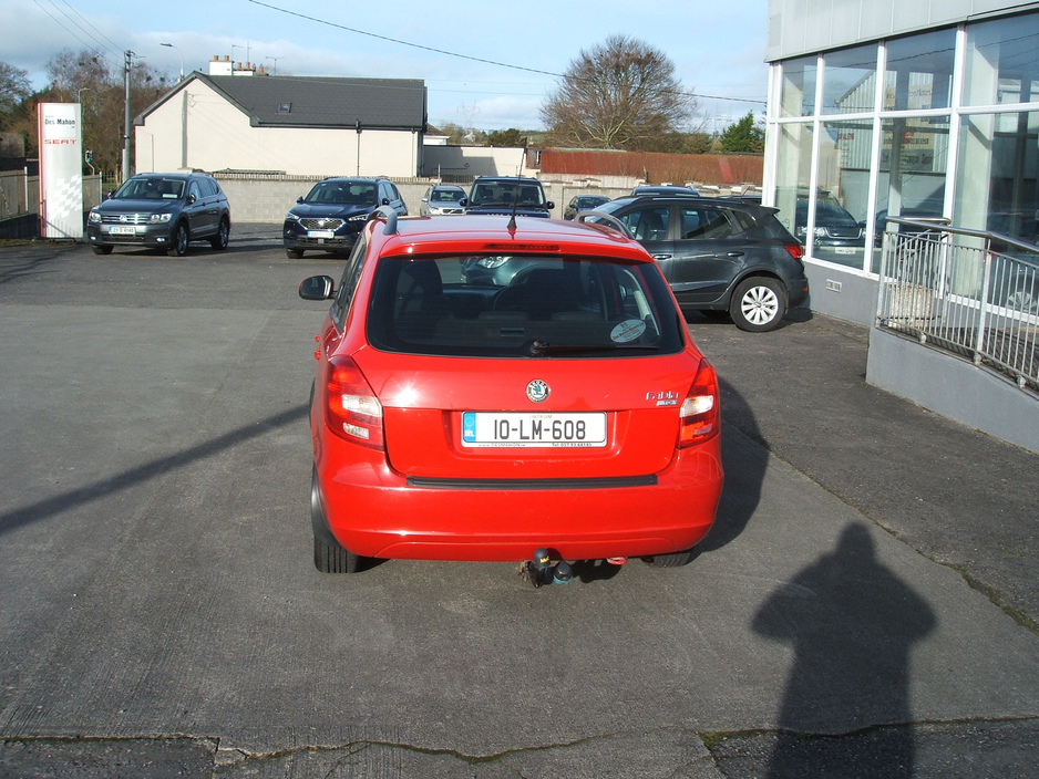 2010 Skoda Fabia - image 3