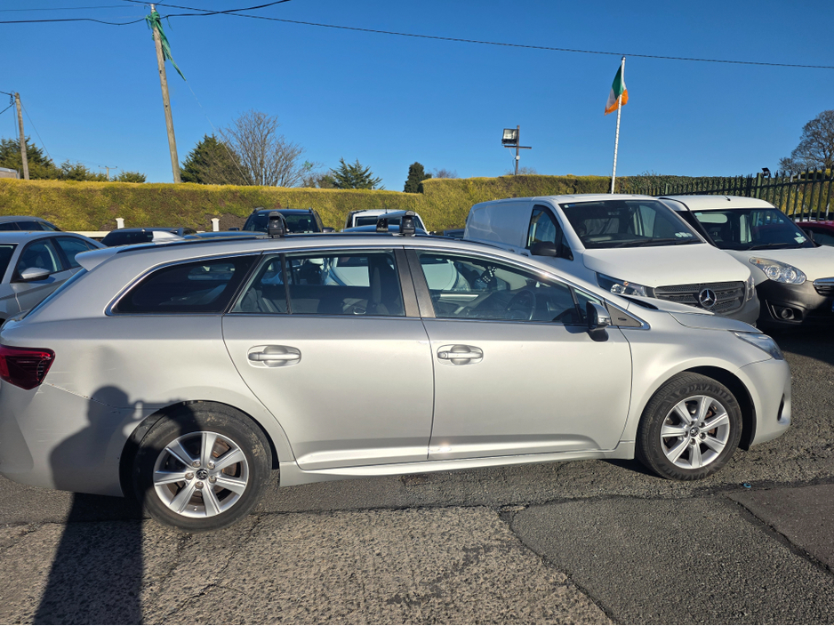 2016 Toyota Avensis - image 3