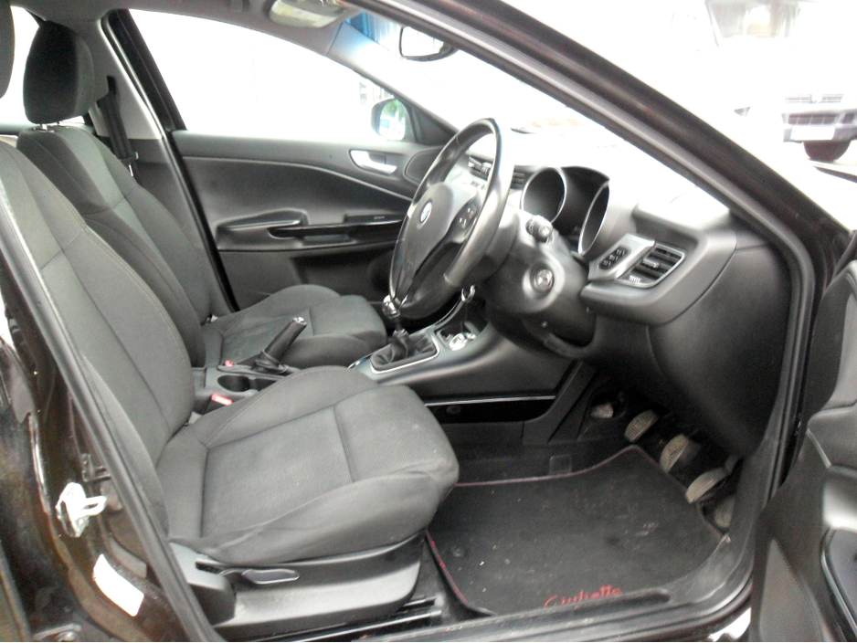 2010 Alfa Romeo Giulietta - image 8