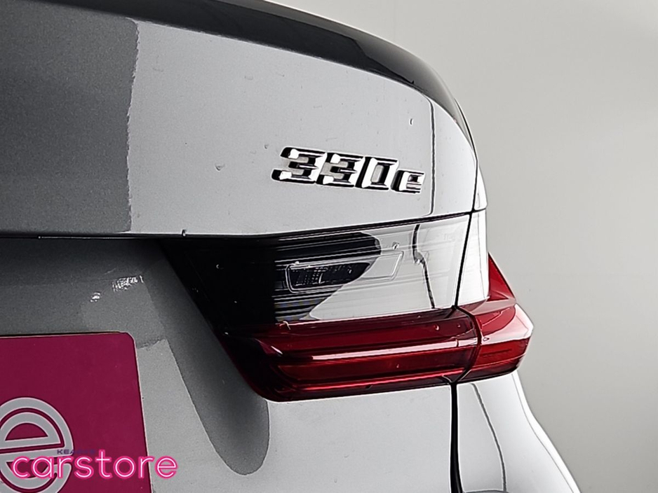 2023 BMW 3 Series - image 15