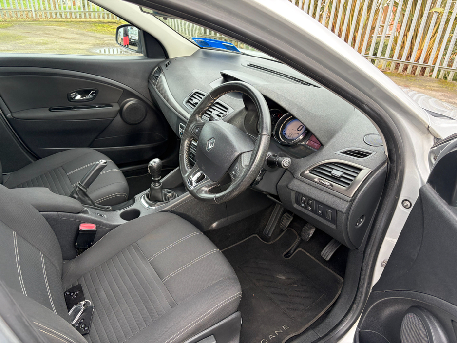 2015 Renault Fluence - image 7