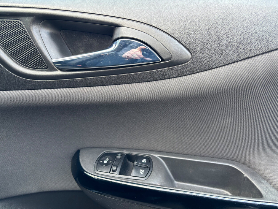 2015 Opel Corsa - image 27