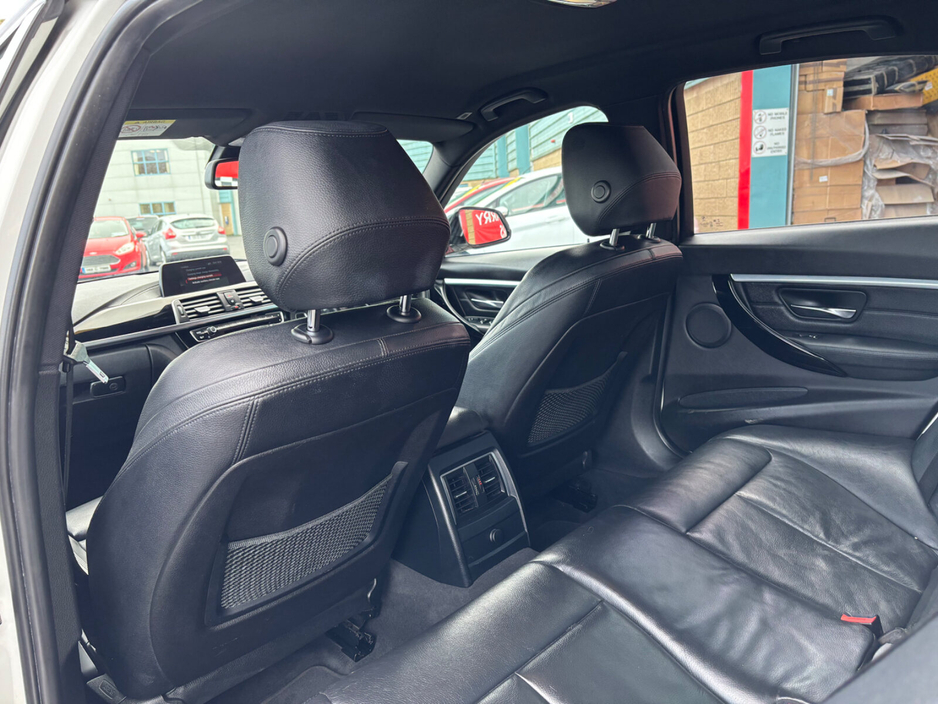 2018 BMW 3 Series - image 13