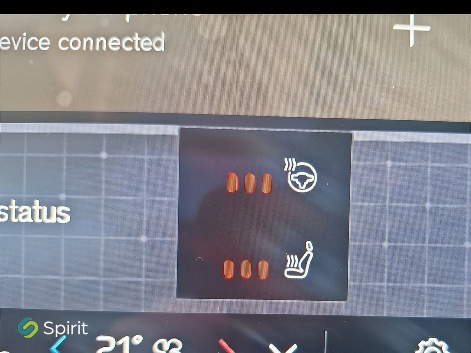 2022 Volvo XC40 - image 10