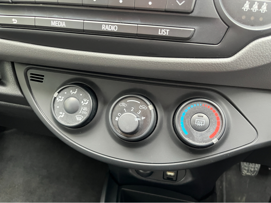 2015 Toyota Yaris TERRA 1.0 PETROL €8,950