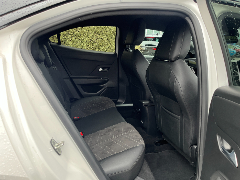 2024 Opel Mokka GS 1.2 PETROL AUTOMATIC //HEATED SEATS AND STEERING WHEEL//MASSAGE DRIVERS SEAT//REVERSE CAMERA//KEYLESS ENTRY//ADAPTIVE CRUISE CONTROL// €23,950