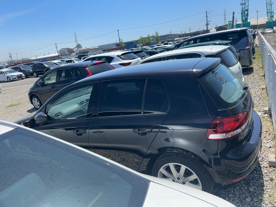 2011 Volkswagen Golf - image 3