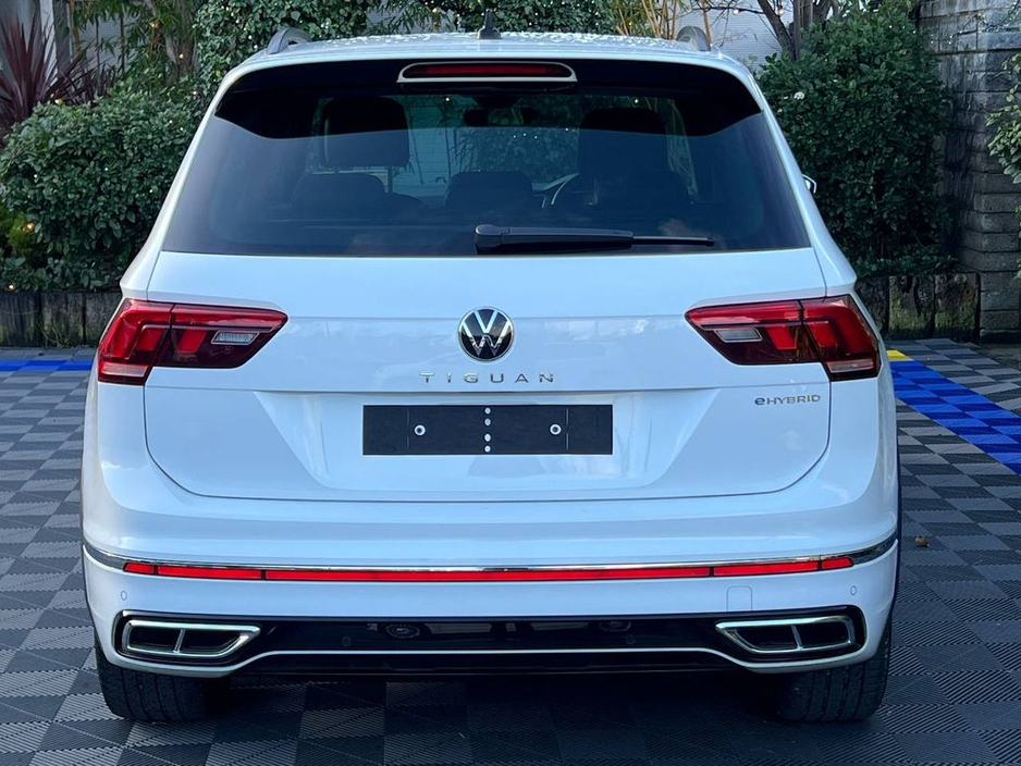 2023 Volkswagen Tiguan R-LINE 1.4 HYBRID // 20" R-LINE ALLOYS // PARKING SENSORS // APPLE CARPLAY/ANDROID AUTO €36,900