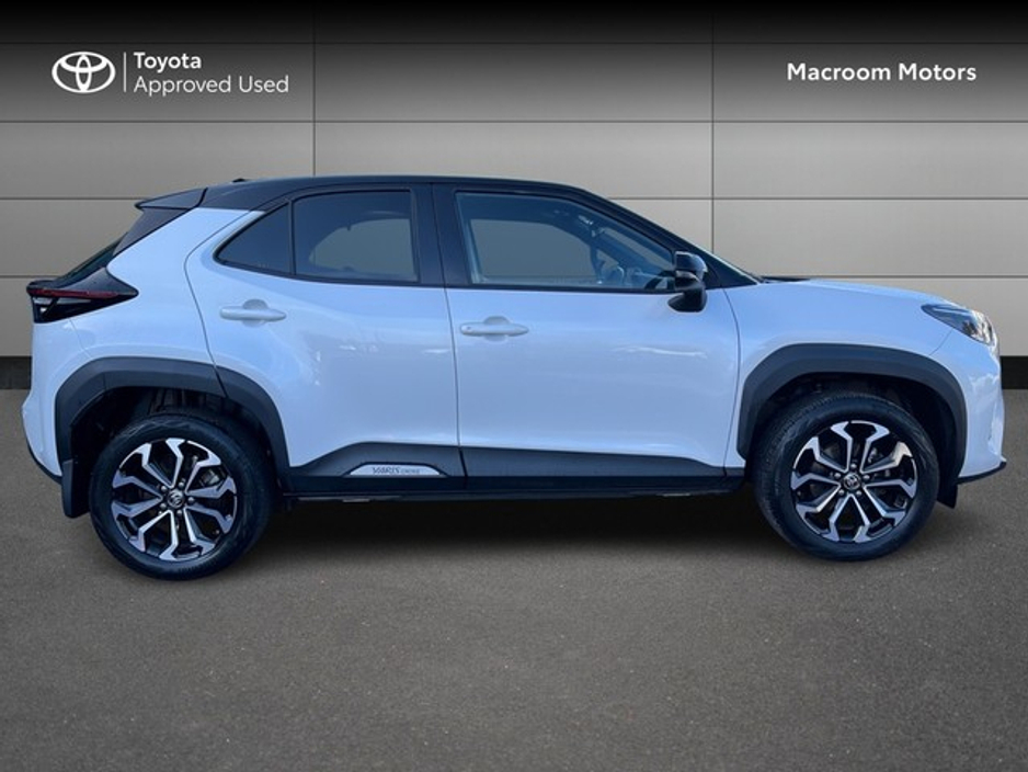 2023 Toyota Yaris Cross - image 3