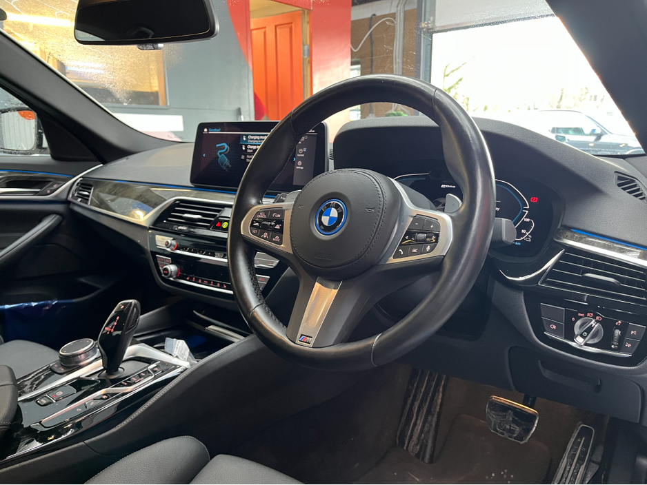 2022 BMW 5 Series - image 11