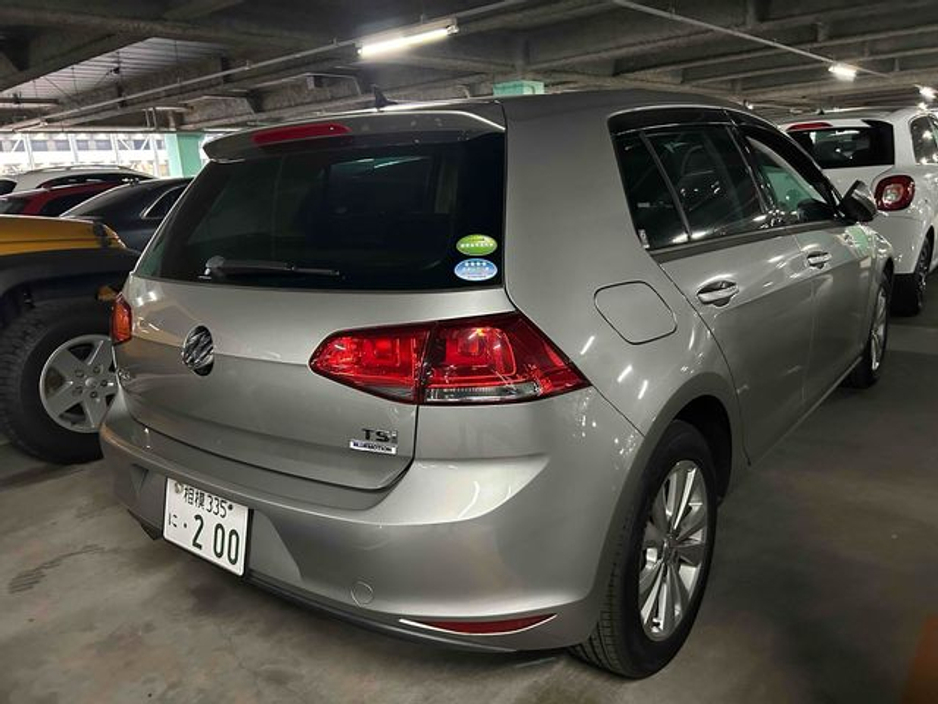 2016 Volkswagen Golf - image 2