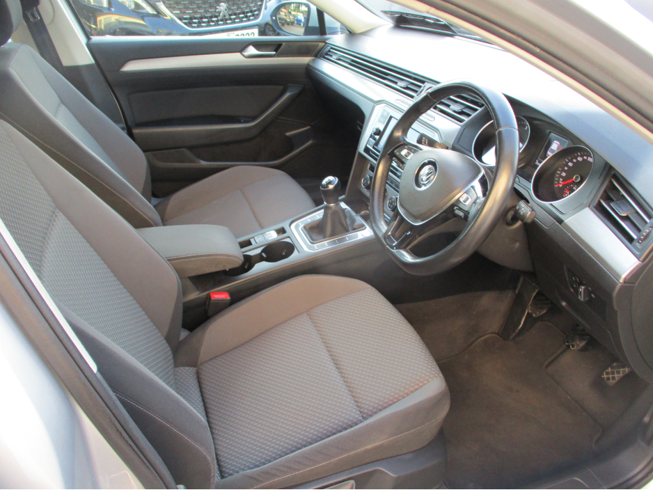 2018 Volkswagen Passat - image 9