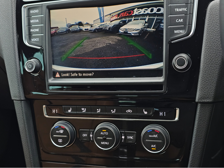 2014 Volkswagen Golf - image 10