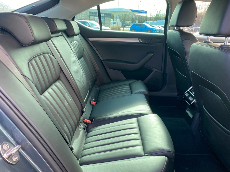 2016 Skoda Superb - image 6