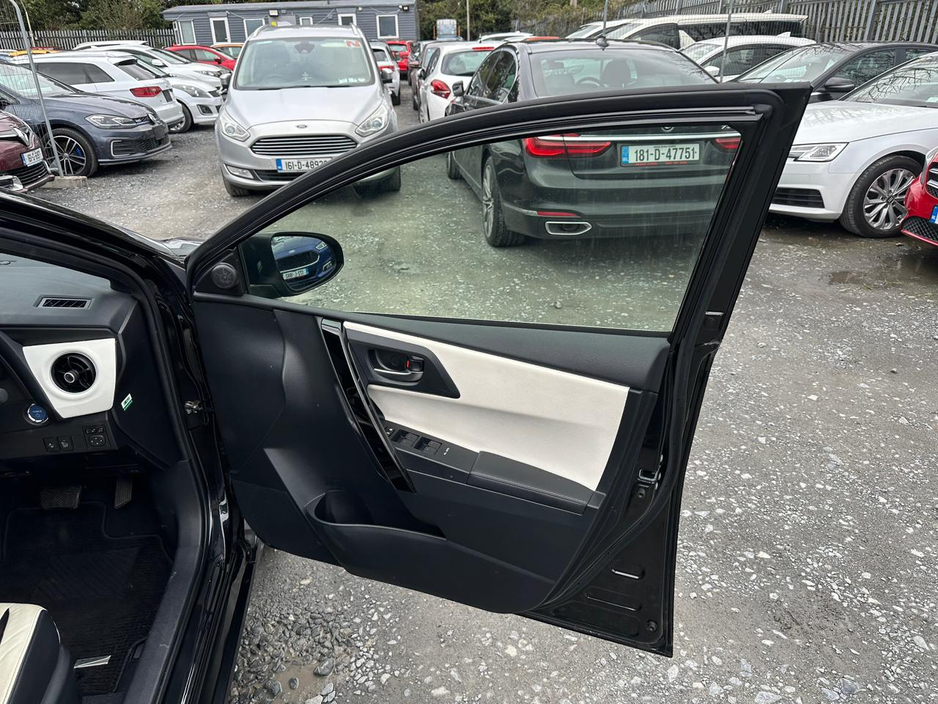 2017 Toyota Auris - image 10