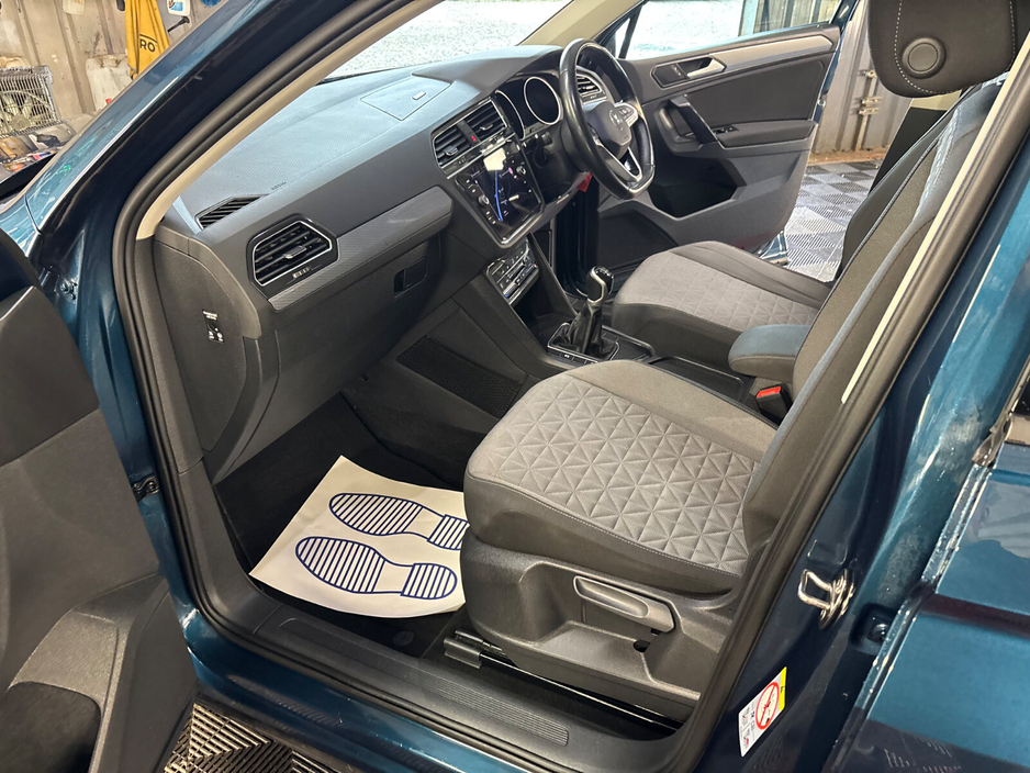 2022 Volkswagen Tiguan - image 13