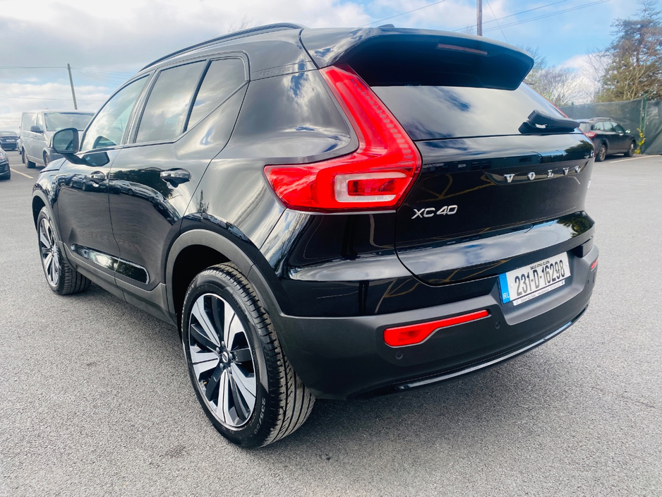 2023 Volvo XC40 - image 9