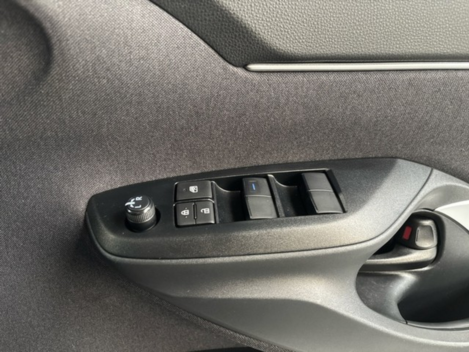 2023 Toyota Yaris Cross LUNA SPORT HYBRID AUTO €28,950