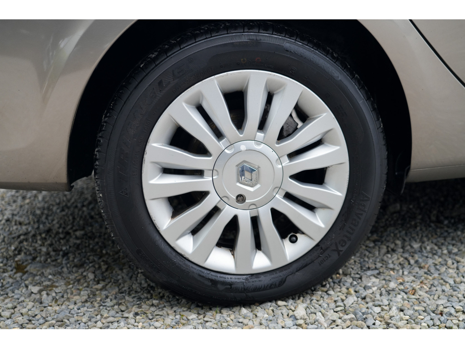 2010 Renault Clio - image 6