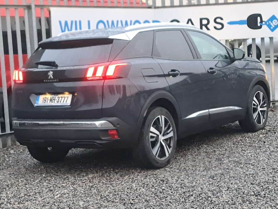 2019 Peugeot 3008 - image 2