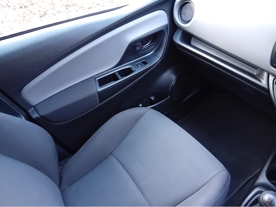2015 Toyota Yaris - image 13