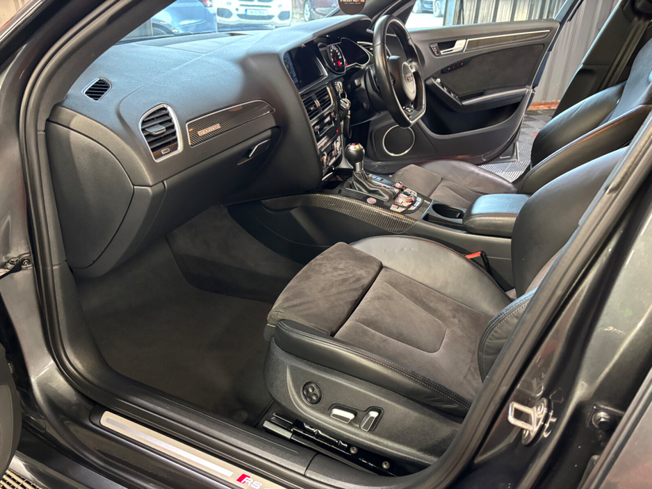 2015 Audi RS4 - image 17