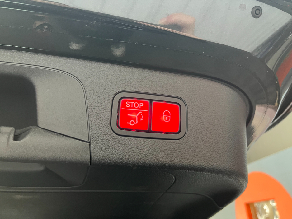 2021 Mercedes-Benz EQC - image 8