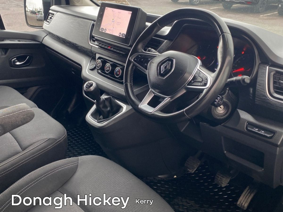 2022 Renault Trafic - image 5