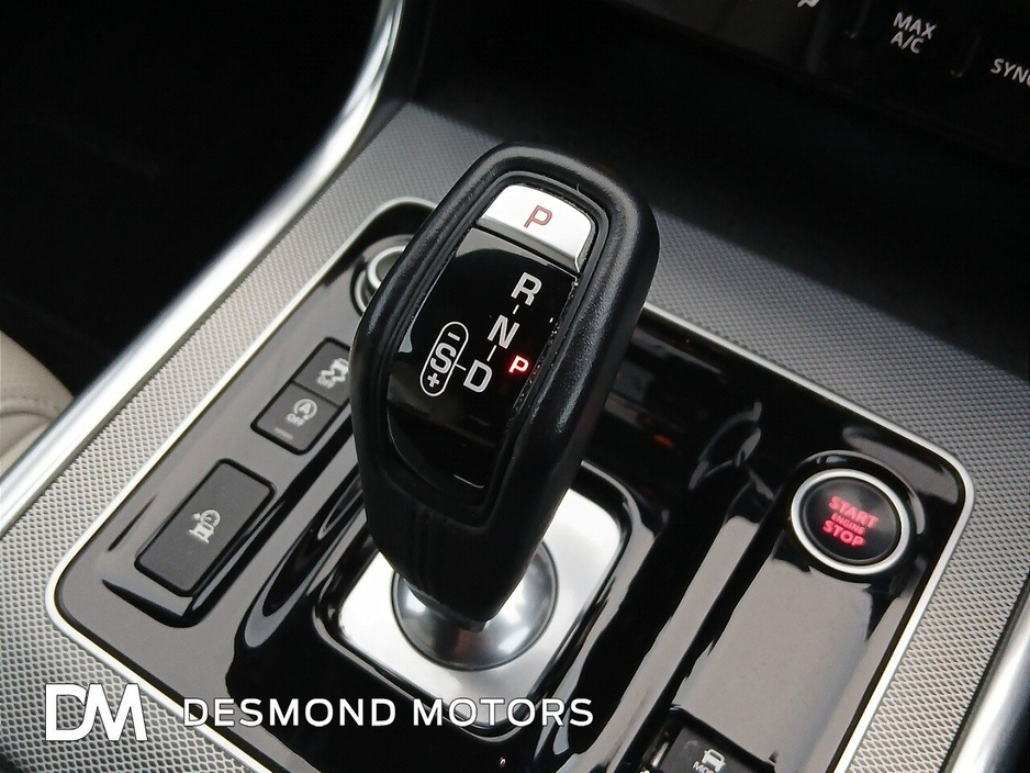 2019 Jaguar XE - image 12