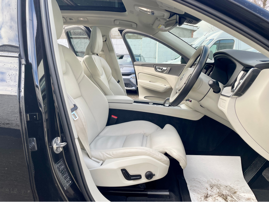 2023 Volvo XC60 T6 RECHARGE PHEV PLUS DARK AWD AUTO 5DR €39,995