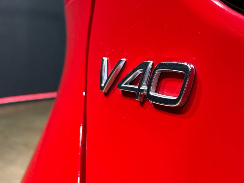 2019 Volvo V40 - image 10
