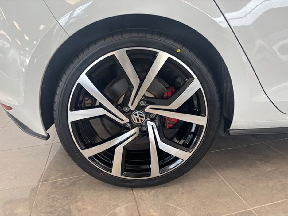 2017 Volkswagen Golf - image 12