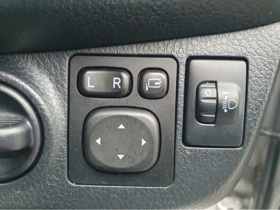 2018 Toyota Yaris - image 22