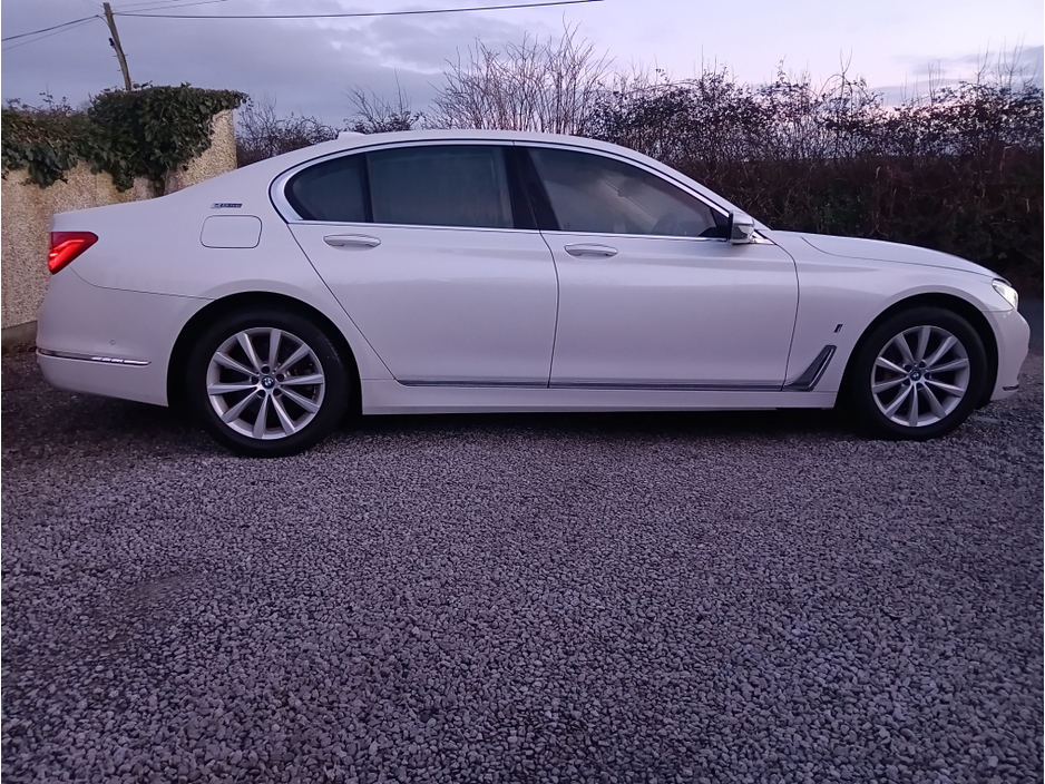2017 BMW 7 Series 2017 BMW 740E iPERFORMANCE 2.0 AUTOMATIC / LOW MILEAGE.SERIVCE HISTORY/CRUISE CONTROL / 360° PARKING CAMERA / ELECTRIC MEMORY, HEATED & MASSAGING SEATS / SUNROOF