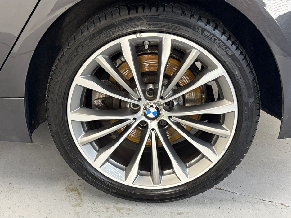 2019 BMW 5 Series - image 11