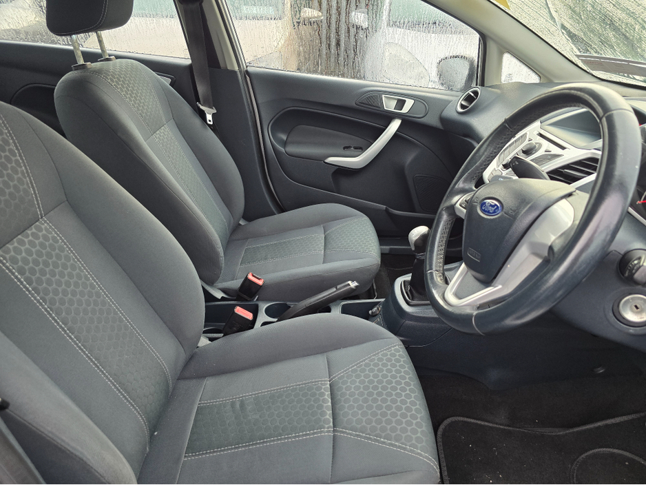 2012 Ford Fiesta - image 13