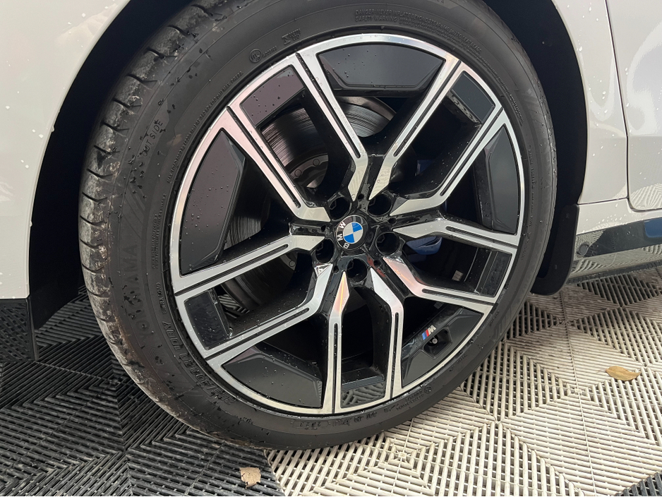 2025 BMW i7 - image 12
