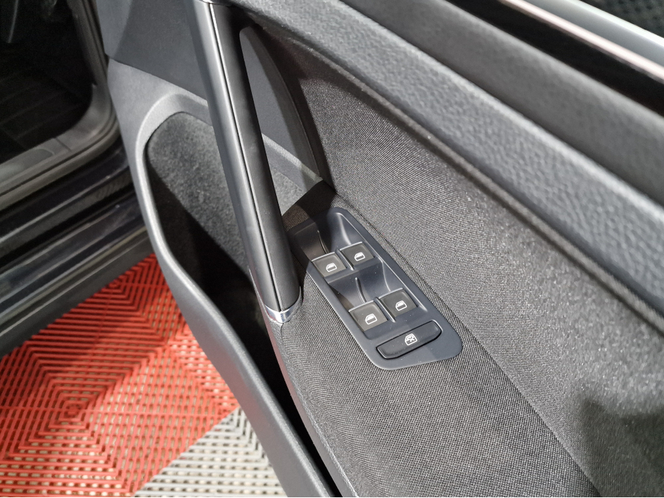 2013 Volkswagen Golf - image 23