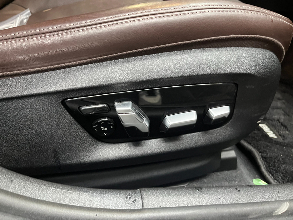 2020 BMW 5 Series - image 12