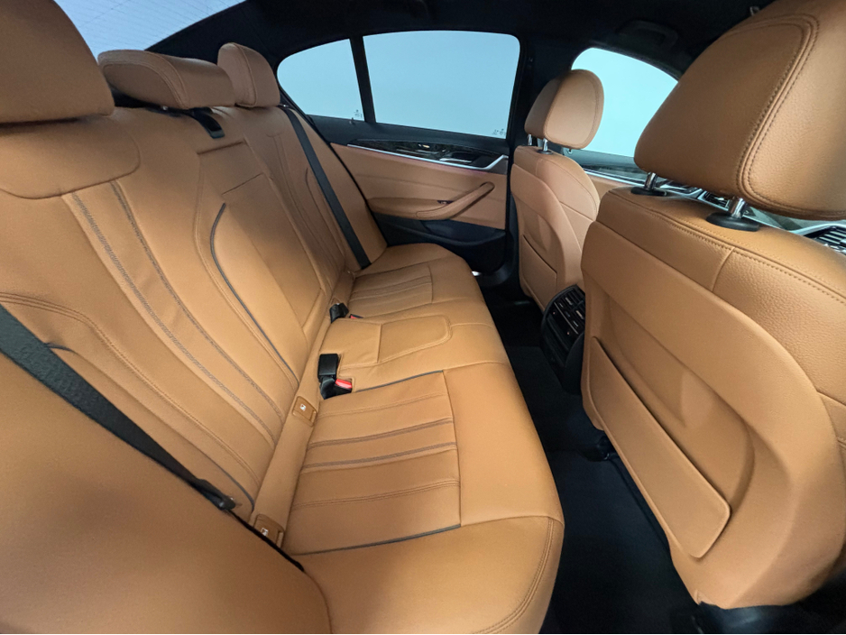 2020 BMW 5 Series - image 13