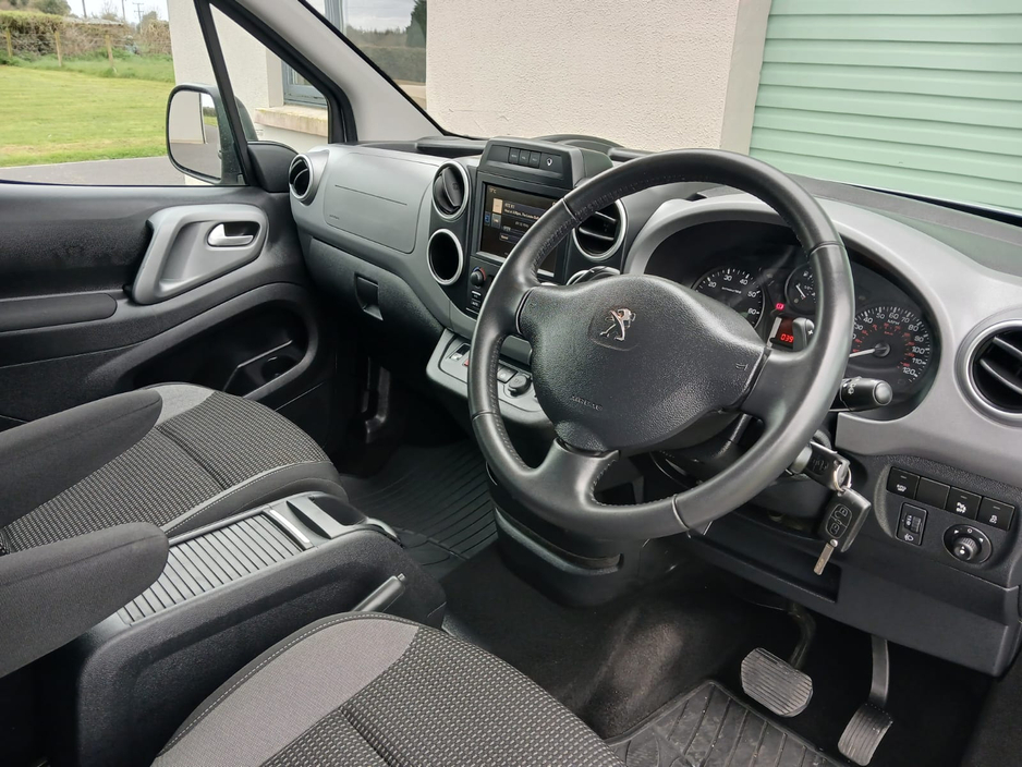 2018 Peugeot Partner - image 13