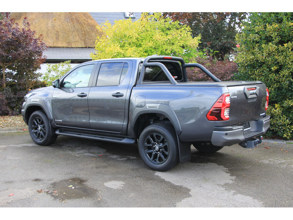 2025 Toyota Hilux Invincible X * Roll cover and bars inc €66,358