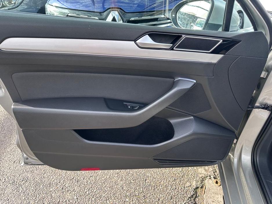 2017 Volkswagen Passat - image 24