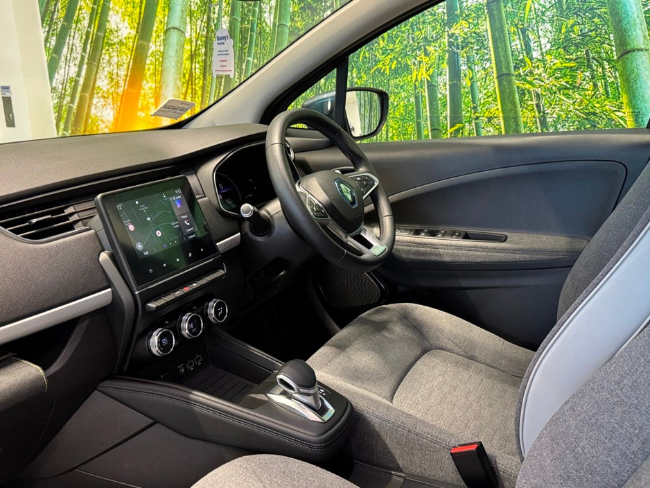 2020 Renault Zoe R135 Z.E 50 Iconic CCS Rapid charge €12,995