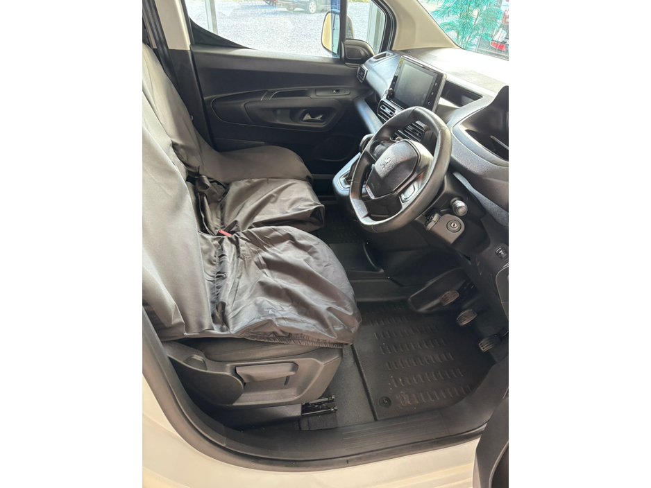 2020 Peugeot Partner - image 7