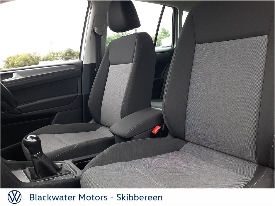 2017 Volkswagen Golf SV - image 4