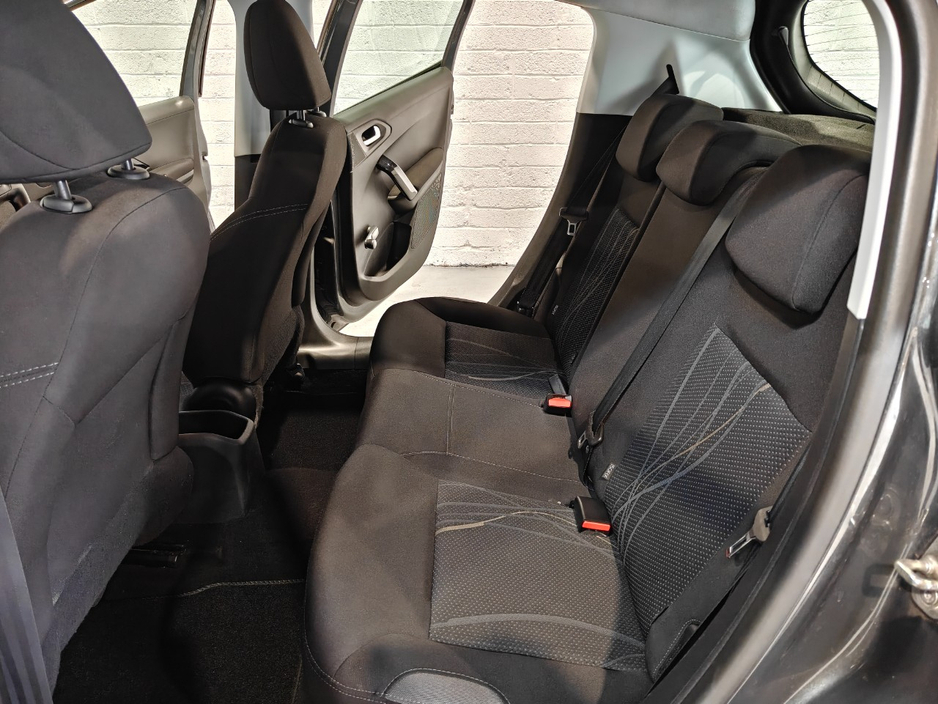 2014 Peugeot 208 - image 25
