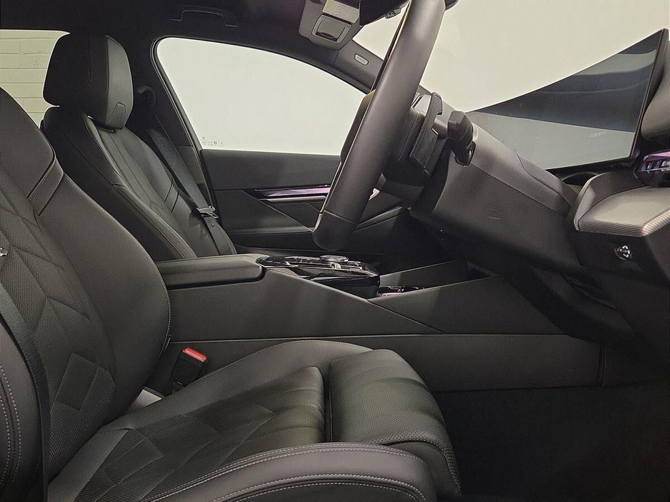 2025 BMW 5 Series - image 12